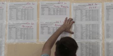 Ένας μαθητής Λυκείου ελέγχει τους πίνακες με τις βαθμολογίες των μαθημάτων του στις Πανελλαδικές Εξετάσεις, στην Αθήνα (φωτ. αρχείου: ΑΠΕ-ΜΠΕ/ Γιάννης Κολεσίδης)