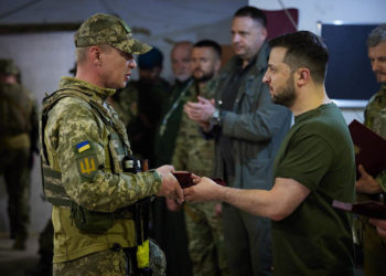 Ο Βολοντιμίρ Ζελένσκι απονέμει μετάλλιο σε στρατιώτη που βρίσκεται στην πόλη Μικολάγεφ στον Εύξεινο Πόντο (φωτ.: Προεδρία της Ουκρανίας)