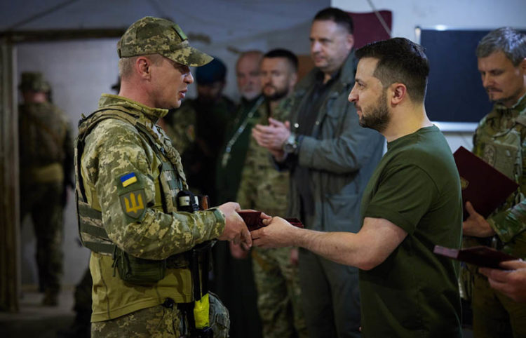 Ο Βολοντιμίρ Ζελένσκι απονέμει μετάλλιο σε στρατιώτη που βρίσκεται στην πόλη Μικολάγεφ στον Εύξεινο Πόντο (φωτ.: Προεδρία της Ουκρανίας)
