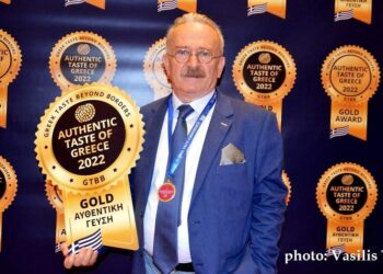 Ο Γεώργιος Ηλιάδης με το χρυσό μετάλλιο στην κατηγορία «Η αυθεντική γεύση της Ελλάδας», στις 12 Ιουλίου 2022 (φωτ.: Βασίλης Τσενκελίδης)