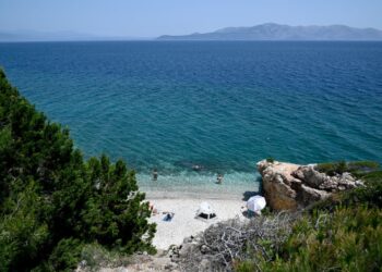 Λουόμενοι σε παραλία της Αττικής στον Ευβοϊκό κόλπο (φωτ. αρχείου: Μιχάλης Καραγιάννης / EUROKINISSI)
