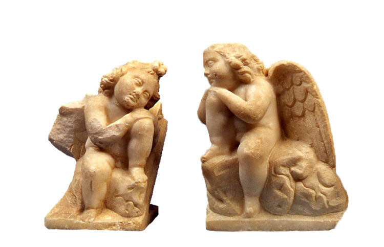 Δύο μικροί Έρωτες από τη Σμύρνη. Μαρμάρινα αγαλμάτια από τη διακόσμηση πολυτελούς σαρκοφάγου του 2ου αι. μ.Χ. (πηγή: Φωτογραφικό Αρχείο Εθνικού Αρχαιολογικού Μουσείου)