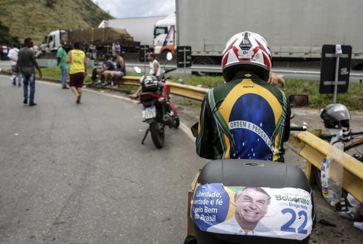 Οπαδοί του Μπολσονάρου αποκλείουν δρόμους διαμαρτυρόμενοι για τη νίκη του Λούλα( Φωτ.: EPA/Antonio Lacerda)