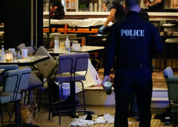 Ο εξωτερικός χώρος του καφέ-μπαρ στην πλατεία της Νέας Σμύρνης μετά την εν ψυχρώ δολοφονία (φωτ.: EUROKINISSI / Γιώργος Κονταρίνης)