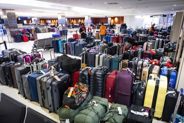 Εκατοντάδες βαλίτσες παραμένουν ακόμη στοιβαγμένες στο αεροδρόμιο BWI της Βαλτιμόρης, στο Μέριλαντ, περιμένοντας να παραδοθούν στους ιδιοκτήτες τους (φωτ.: EPA/Jim Lo Scalzo)