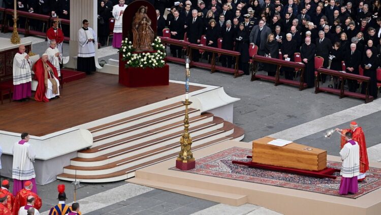 Ο Πάπας Φραγκίσκος προσεύχεται, ενώ ο Ιταλός καρδινάλιος Τζιοβάνι Μπατίστα θυμιατίζει το φέρετρο του επίτιμου Πάπα Βενέδικτου 16ου (φωτ.: EPA/Ettore Ferrari)