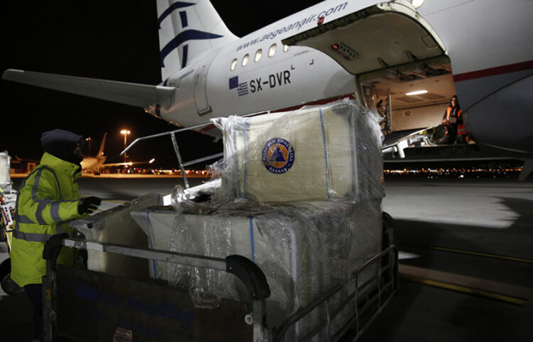 Υπάλληλοι του αεροδρομίου «Ελευθέριος Βενιζέλος» φορτώνουν εξοπλισμό περίθαλψης (φωτ.: ΑΠΕ-ΜΠΕ / Γιάννης Κολεσίδης)