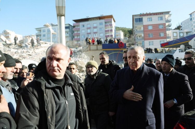 Ο Τούρκος πρόεδρος στη διάρκεια επίσκεψής του στην επαρχία Χατάι, που χτυπήθηκε από το σεισμό της Δευτέρας (φωτ.: EPA/Murat Cetinmuhurdar)