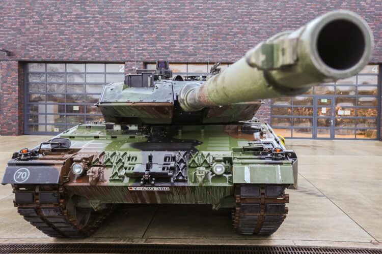 Άρμα μάχης Leopard 2 σε γερμανικό στρατόπεδο στο Άουγκουστντορφ. Τα άρματα μάχης που θα στείλει η Νορβηγία στην Ουκρανία θα είναι γερμανικής κατασκευής (φωτ.: Friedemann Vogel)
