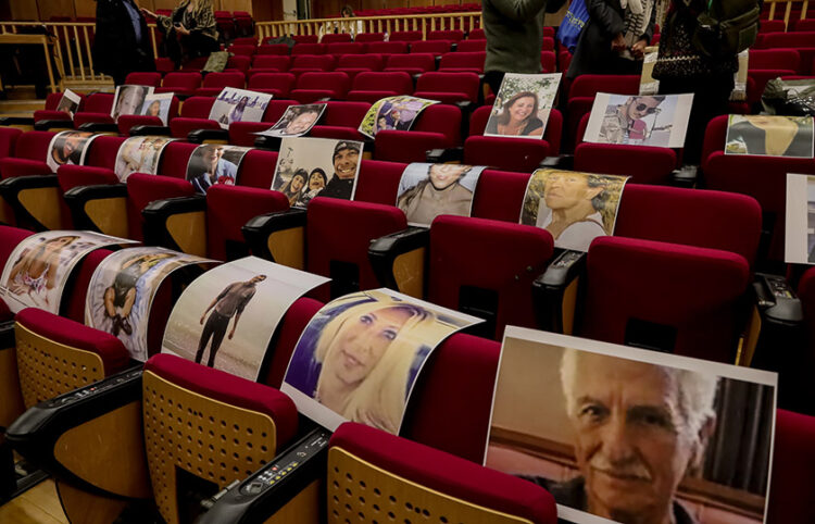 Φωτογραφίες των θυμάτων στα έδρανα της αίθουσας όπου διεξάγεται η δίκη για τη φωτιά στο Μάτι (φωτ.: EUROKINISSI / Κώστας Τζούμας)