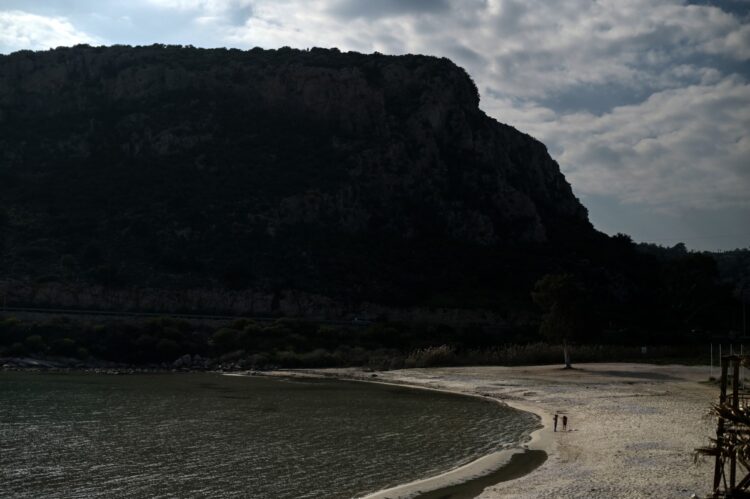 Πρώιμο ανοιξιάτικο στιγμιότυπο στην παραλία Λομβάρδα της Αττικής (φωτ.: EUROKINISSI / Μιχάλης Καραγιάννης)