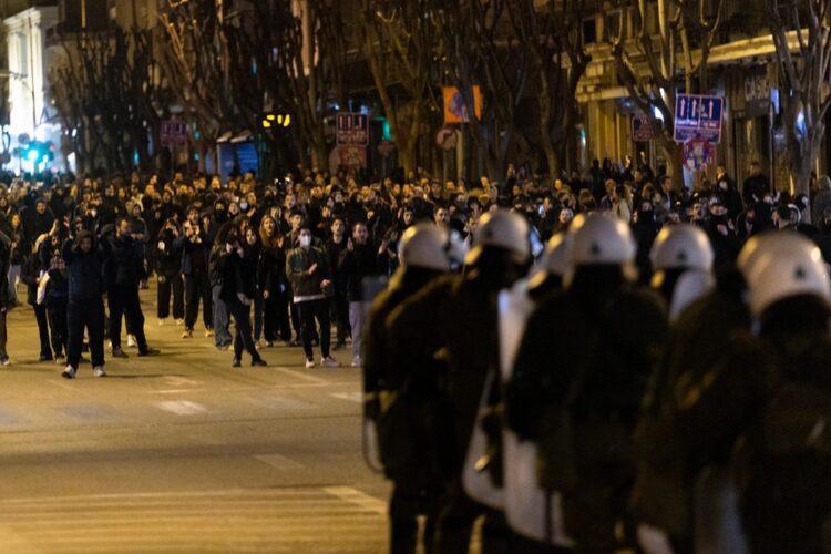 Αστυνομικές δυνάμεις επιτηρούν την πορεία κατά τη διάρκεια επεισοδίων μετά από την πορεία διαμαρτυρίας στο κέντρο της Θεσσαλονίκης (φωτ.: ΑΠΕ-ΜΠΕ/Αχιλλέας Χήρας)
