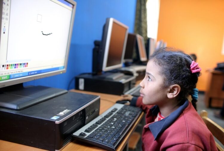 Κορίτσι χρησιμοποιεί για πρώτη φορά υπολογιστή στο Κάιρο. Σύμφωνα με τη Unicef, η μείωση των ψηφιακών ανισοτήτων αφορά την ενίσχυση της ισχύος των κοριτσιών ώστε να γίνουν δημιουργοί, καινοτόμοι, ηγέτες (φωτ.: EPA/Khaled Elfiqi)