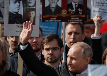 O Βλαντίμιρ Πούτιν στην πορεία του «Συντάγματος των Αθανάτων» το 2022, στην κεντρική λεωφόρο της Μόσχας, την οδό Τβερσκάγια (φωτ.: EPA / Yuri Kochetkov)