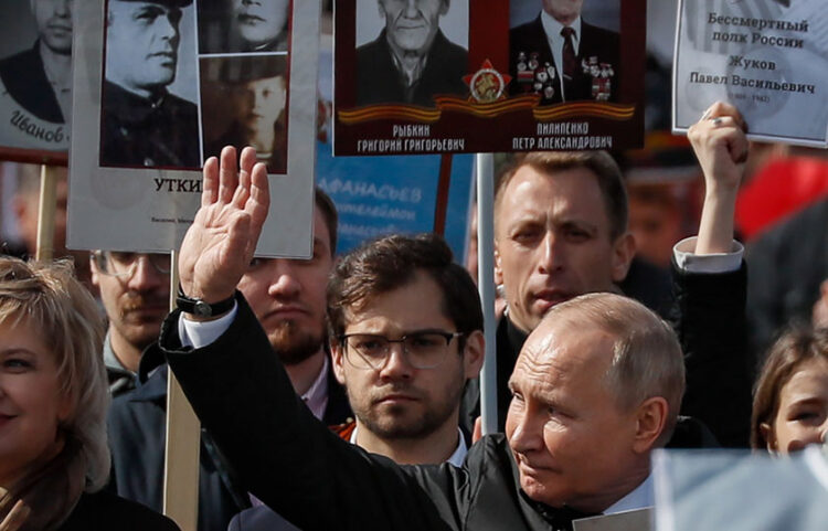 O Βλαντίμιρ Πούτιν στην πορεία του «Συντάγματος των Αθανάτων» το 2022, στην κεντρική λεωφόρο της Μόσχας, την οδό Τβερσκάγια (φωτ.: EPA / Yuri Kochetkov)