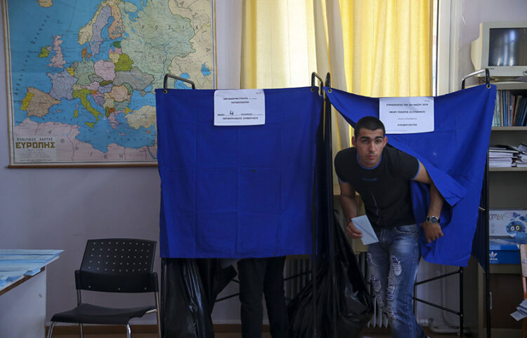 Ψηφοφόροι σε εκλογικό τμήμα στη Θεσσαλονίκη (φωτ.: MOTIONTEAM / Βασίλης Βερβερίδης)