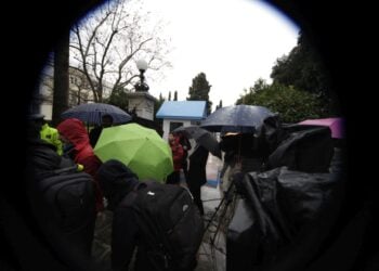 Δημοσιογράφοι έξω από το προεδρικό μέγαρο, σε παλαιότερη εκλογική αναμέτρηση, περιμένοντας να πάρουν δηλώσεις ενώ βρέχει (φωτ. αρχείου: Eurokinissi/Γιώργος Κονταρίνης)