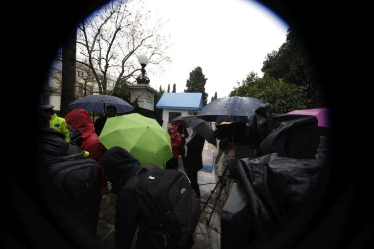 Δημοσιογράφοι έξω από το προεδρικό μέγαρο, σε παλαιότερη εκλογική αναμέτρηση, περιμένοντας να πάρουν δηλώσεις ενώ βρέχει (φωτ. αρχείου: Eurokinissi/Γιώργος Κονταρίνης)