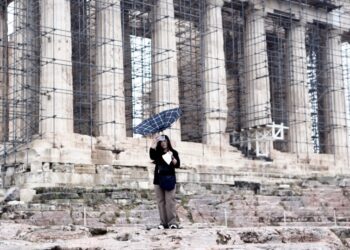 Τουρίστες υπό βροχή στον Παρθενώνα (φωτ.: EUROKINISSI/Σωτήρης Δημητρόπουλος)