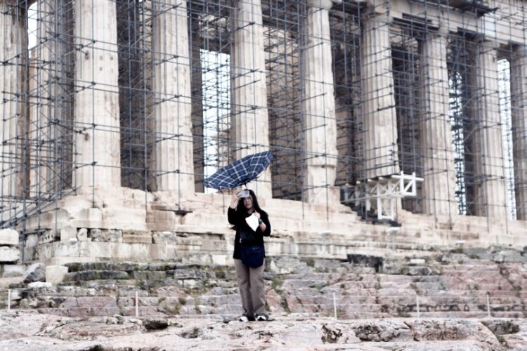 Τουρίστες υπό βροχή στον Παρθενώνα (φωτ.: EUROKINISSI/Σωτήρης Δημητρόπουλος)
