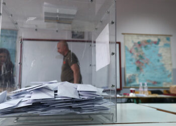 Κάλπη σε εκλογικό τμήμα της Θεσσαλονίκης (φωτ.: ΜΟΤΙΟΝΤΕΑΜ / Βασίλης Βερβερίδης)