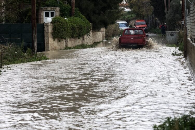 Πλημμυρισμένος δρόμος από τις έντονες βροχοπτώσεις (φωτ. αρχείου: EUROKINISSI/Στέφανος Ραπάνης)
