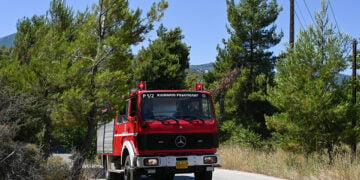 Πυροσβεστικό όχημα του κλιμακίου Ροδόπολης του Δήμου Διονύσου (φωτ.: EUROKINISSI / Μιχάλης Καραγιάννης)