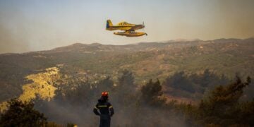 Πυροσβεστικό αεροσκάφος επιχειρεί για την κατάσβεση της φωτιάς στη Ρόδο (φωτ.: EUROKINISSI / Λευτέρης Δαμιανίδης)