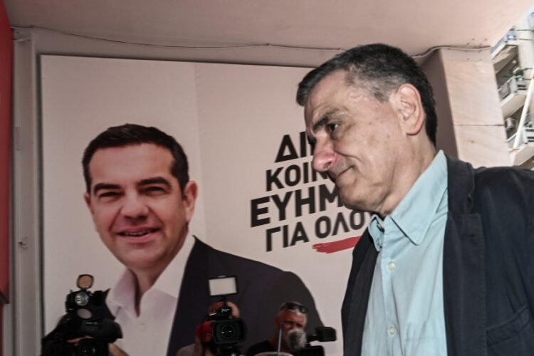 Ο Ευκλείδης Τσακαλώτος προσέρχεται στη συνεδρίαση της Πολιτικής Γραμματείας του ΣΥΡΙΖΑ-Προοδευτική Συμμαχία, Κυριακή 2 Ιουλίου 2023 (φωτ.: Eurokinissi/Τατιάνα Μπόλαρη)