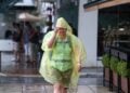 Τουρίστρια στη Θεσσαλονίκη προσπαθεί να προφυλαχθεί από την ξαφνική βροχή (φωτ. αρχείου: ΜΟΤΙΟΝΤΕΑΜ/Φανή Τρυψάνη)