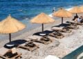 Ομπρέλες και ξαπλώστρες στην παραλία του Φλοίσβου, στην Αττική (φωτ.: EUROKINISSI /Γιάννης Παναγόπουλος)