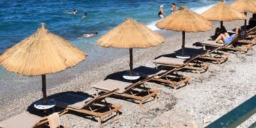 Ομπρέλες και ξαπλώστρες στην παραλία του Φλοίσβου, στην Αττική (φωτ.: EUROKINISSI /Γιάννης Παναγόπουλος)