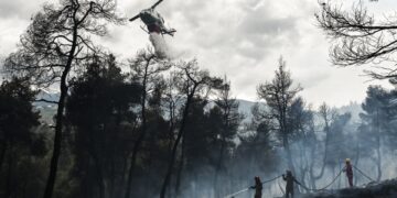 Ελικόπτερο και πυροσβέστες στη μάχη με τις φλόγες (φωτ. αρχείου: EUROKINISSI/Μιχάλης Καραγιάννης)