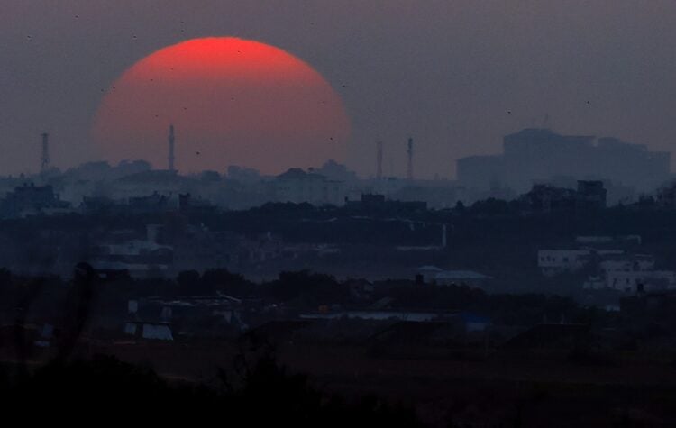 Ο ήλιος δύει στη βόρεια πλευρά της Γάζας κλείνοντας την 24η ημέρα της σύρραξης με το Ισραήλ (φωτ.: EPA/Hannibal Hanschke)