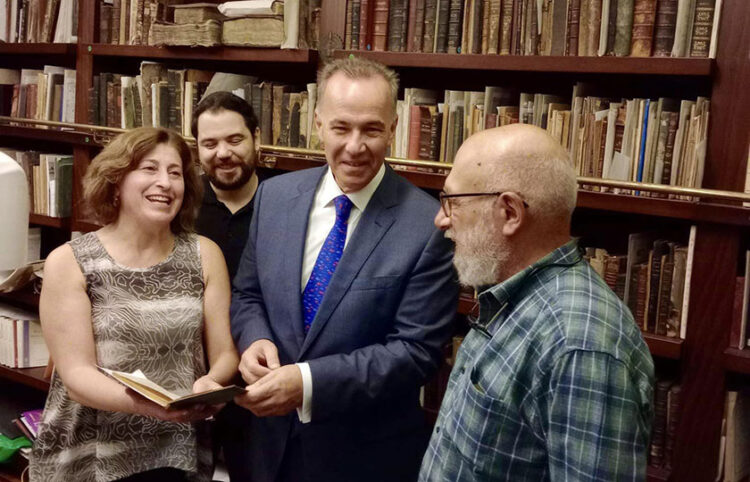 Ο πρέσβης Κωνσταντίνος Κούτρας με τους υπεύθυνους της βιβλιοθήκης (φωτ.: Facebook / Sismanoglio Megaro - Consulate General of Greece in Istanbul)