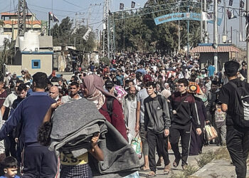 Παλαιστίνιοι εκτοπισμένοι κατευθύνονται προς το νότο της Λωρίδας της Γάζας (φωτ.: EPA / Mohammed Saber)