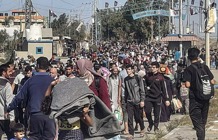Παλαιστίνιοι εκτοπισμένοι κατευθύνονται προς το νότο της Λωρίδας της Γάζας (φωτ.: EPA / Mohammed Saber)