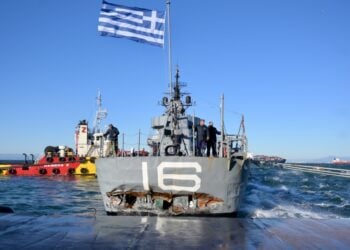 Το «Βέλος» προσέκρουε στο κρηπίδωμα της παραλίας λόγω των θυελλωδών ανέμων  (φωτ.: EUROKINISSI/Κωνσταντίνος Τζακιτσής)