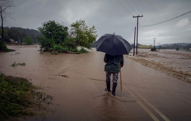 Κάτοικος της Εύβοιας περπατά σε πλημμυρισμένη περιοχή μετά την κακοκαίρια «Elias» τον περασμένο Σεπτέμβριο (φωτ.: EUROKINISSI/Θοδωρής Νικολάου)
