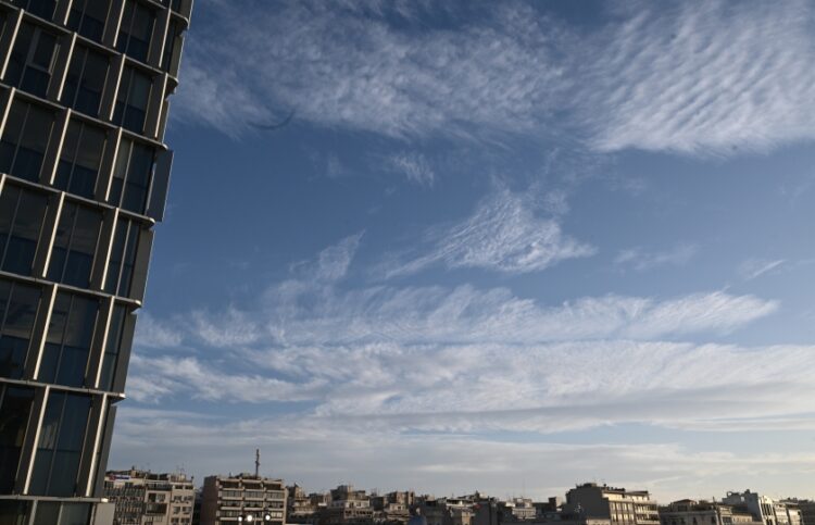 Ο αττικός ουρανός φωτογραφημένος από τον Πύργο του Πειραιά (φωτ.: EUROKINISSI/Τατιάνα Μπόλαρη)
