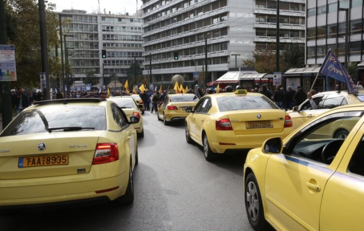 Οδηγοί ταξί με τα αυτοκίνητα τους συμμετέχουν σε πορεία διαμαρτυρίας, στο κέντρο της Αθήνας, ενάντια στο νέο φορολογικό νομοσχέδιο (φωτ.: ΑΠΕ-ΜΠΕ/Ορέστης Παναγιώτου)