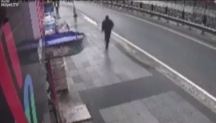 Ο δράστης ενώ απομακρύνεται από ένα από τα σημεία όπου επιτέθηκε (φωτ.: milliyet.tv)