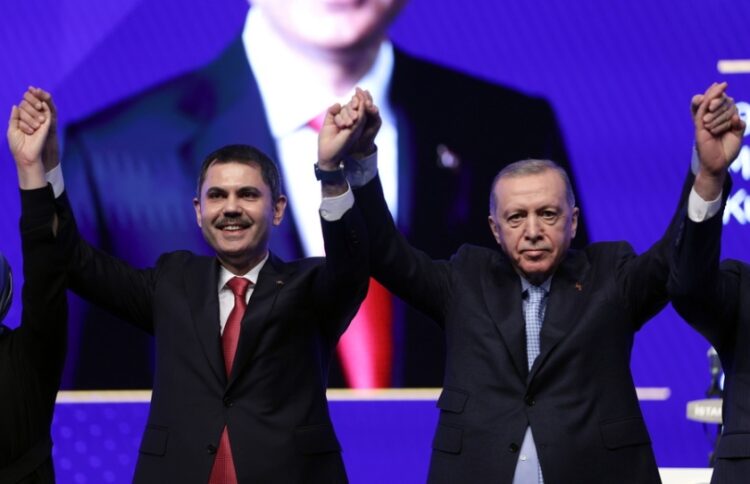 Δεξιά, ο Τούρκος πρόεδρος Ρετζέπ Ταγίπ Ερντογάν με τον υποψήφιο δήμαρχο Κωνσταντινούπολης Μουράτ Κουρούμ στη διάρκεια παρουσίασης των υποψηφίων του κόμματος Δικαιοσύνης και Ανάπτυξης ΑΚΡ για τις δημοτικές εκλογές του Μαρτίου (φωτ.: EPA/Erdem Sahin)