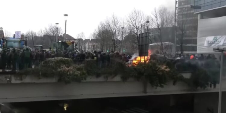Αγρότες διαμαρτύρονται στις Βρυξέλλες (Πηγή φωτ: youtube.com/@TheTimes)