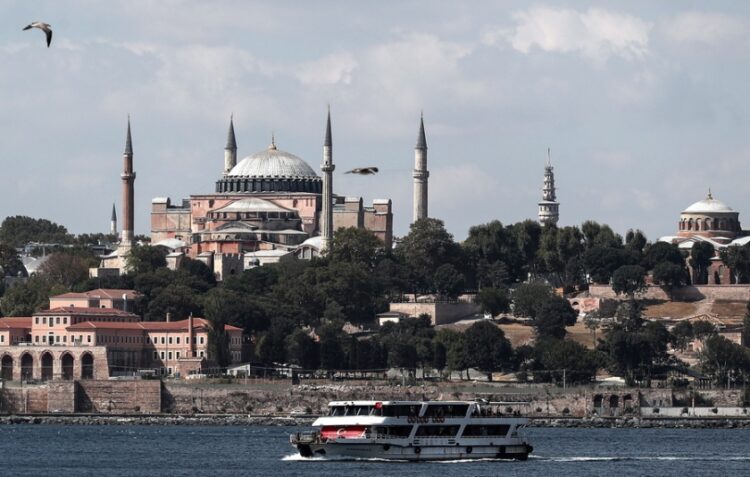 Πλοίο στο Βόσπορο περνά μπροστά από την Αγια-Σοφιά στην Κωνσταντινούπολη (φωτ.: EPA/Erdem Sahin)