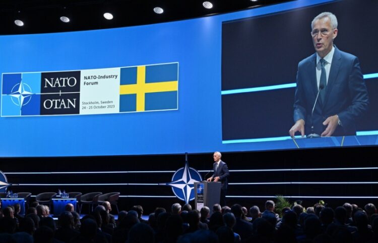 Ο γενικός γραμματέας του ΝΑΤΟ Γενς Στόλτενμπεργκ στη διάρκεια ομιλίας στη Στοκχόλμη τον περασμένο Οκτώβριο για την είσοδο της Σουηδίας στη Συμμαχία (φωτ.: EPA/Jonas Ekstroemer)