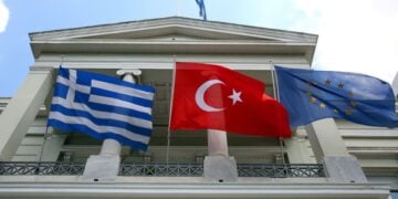 Η ελληνική, η τουρκική και η ευρωπαϊκή σημαία κυματίζουν στο ελληνικό υπουργείο Εξωτερικών (φωτ.: ΑΠΕ-ΜΠΕ /Ορέστης Παναγιώτου)