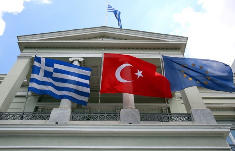 Η ελληνική, η τουρκική και η ευρωπαϊκή σημαία κυματίζουν στο ελληνικό υπουργείο Εξωτερικών (φωτ.: ΑΠΕ-ΜΠΕ /Ορέστης Παναγιώτου)