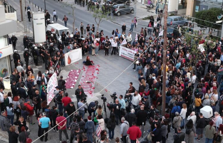 Στιγμιότυπο από τη διαμαρτυρία στους Αγίους Αναργύρους (φωτ.: EUROKINISSI/Σωτήρης Δημητρόπουλος)