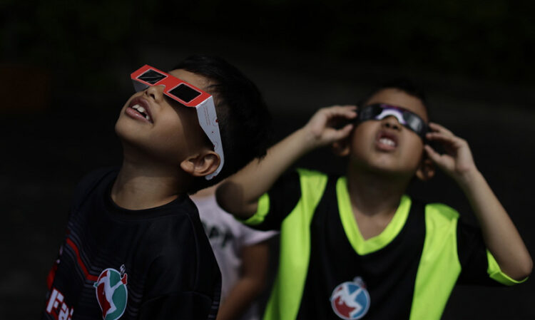 Απαραίτητα τα ειδικά γυαλιά για να δει κανείς την έκλειψη Ηλίου (φωτ. αρχείου: EPA / Rodrigo Sura)
